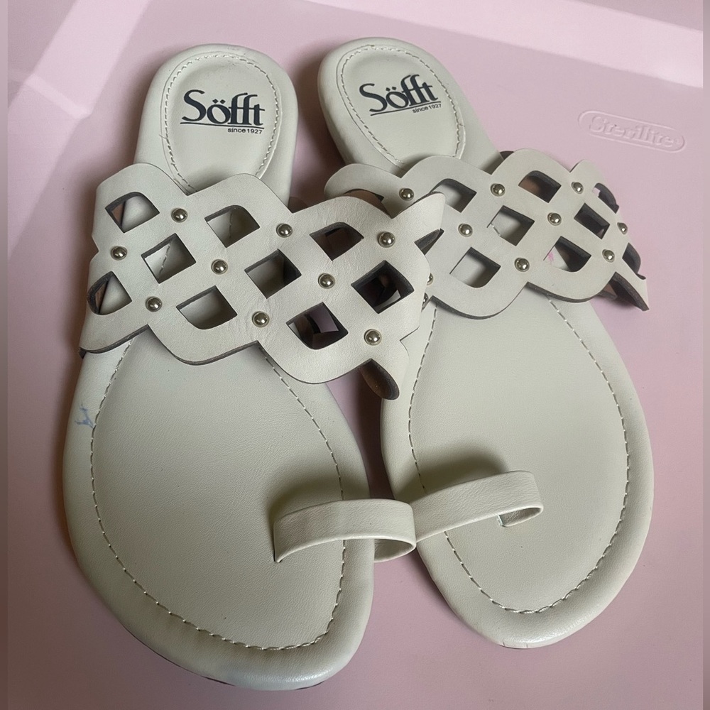 SOFFT Size 8 Cream Off-white Leather Studded Toe Loop Flats Sandals Slides